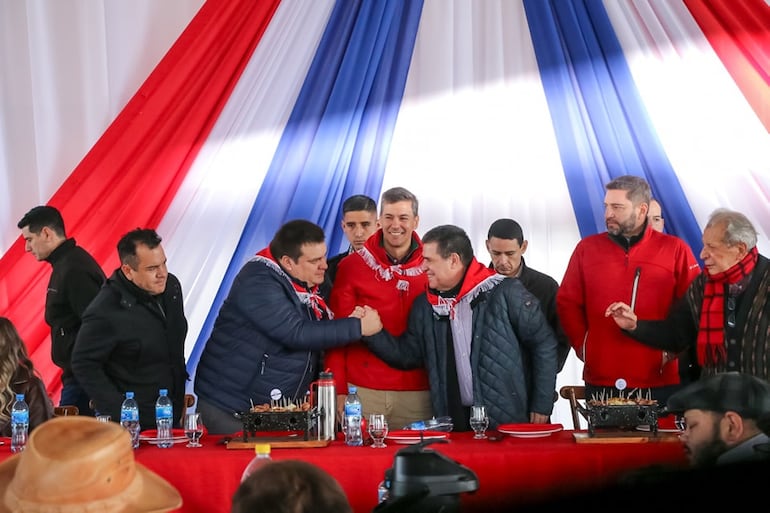 Horacio Cartes, Santiago Peña y Juan Carlos Galaverna, en el cumpleaños de "Cesarito" Sosa ayer.