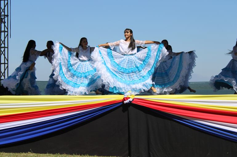 La escuela municipal de danza abrió el festival con una danza paraguaya.