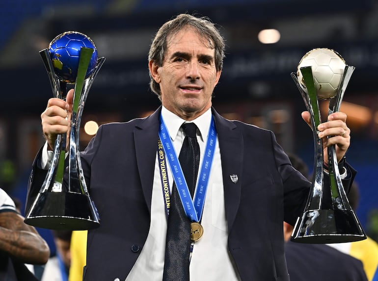 Doha (Qatar), 14/12/2024.- Head coach Guillermo Almada of CF Pachuca celebrates with the FIFA Challenger Cup trophy after winning their match agaubst Al Ahly FC, part of the FIFA Intercontinental Cup 2024 in Doha, Qatar, 14 December 2024. (Catar) EFE/EPA/NOUSHAD THEKKAYIL
