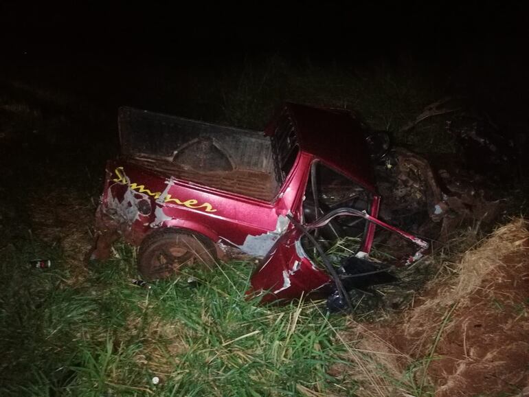 La camioneta quedó inservible tras la colisión frontal y el conductor permaneció atrapado por varios minutos.