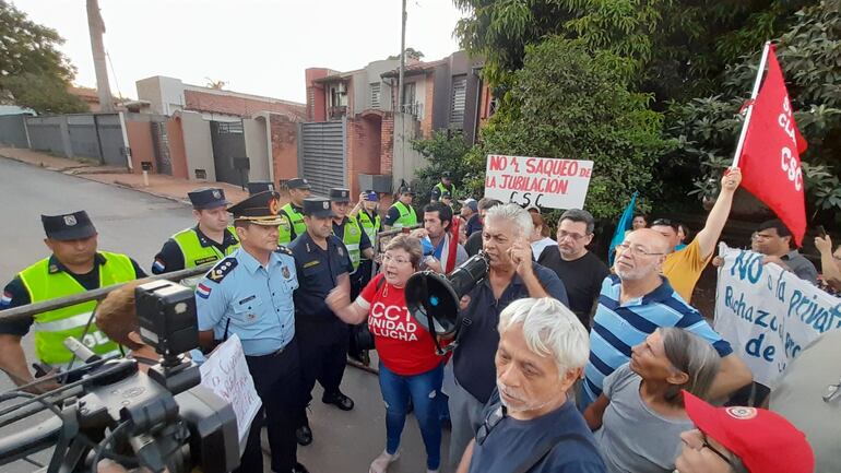 Manifestación contra proyecto de Superintendencia en inmediaciones de domicilio de Dionisio Amarilla, senador del PLRA.