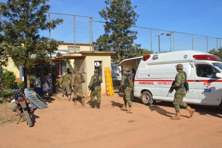 Antimotines irrumpen la penitenciaría regional de San Pedro, luego del inicio de la masacre.