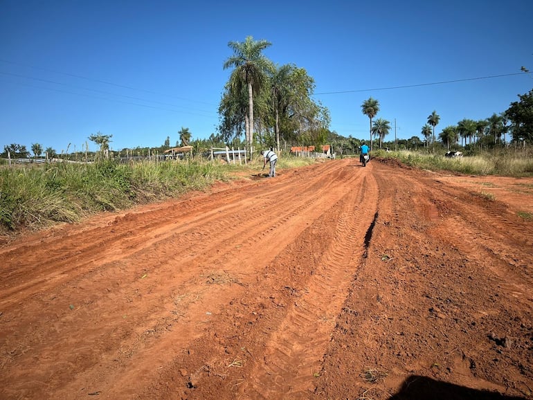 Hoy se reparó el acceso al barrio El Portal de Carapeguá.