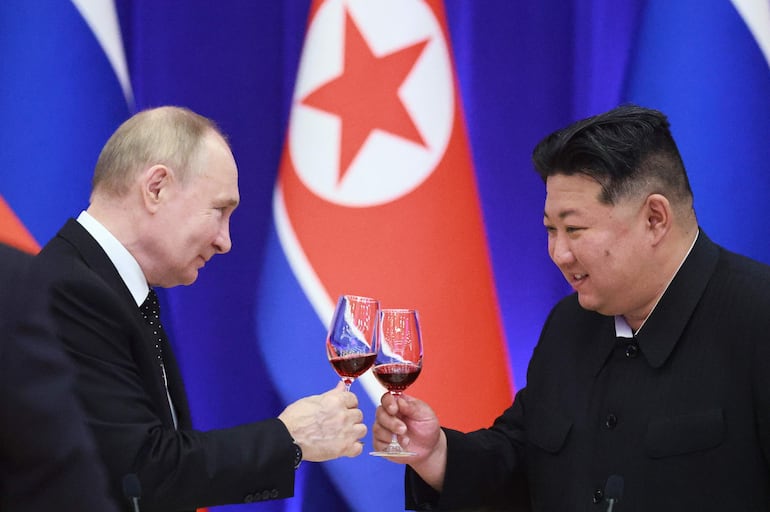 El presidente ruso Vladimir Putin (a la izquierda) y el líder norcoreano Kim Jong-un el miércoles en Piongyang.