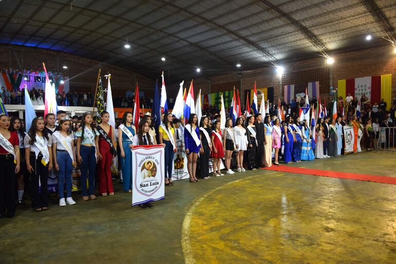 La presentación de los atletas con sus respectivas reinas de las instituciones participantes.