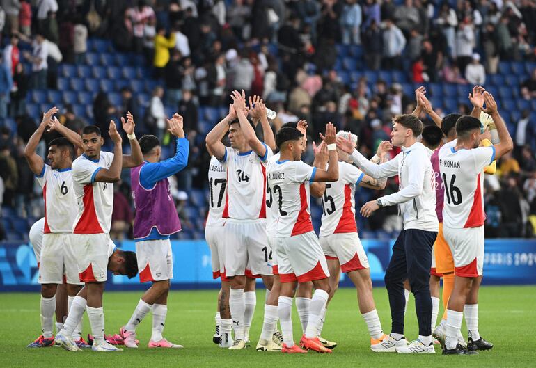 Los jugadores de la selección paraguaya celebran la victoria en el partido ante Israel por la segunda fecha del Grupo D del Torneo de Fútbol masculino de los Juegos Olímpicos París 2024 en el estadio Parque de los Príncipes, en París.