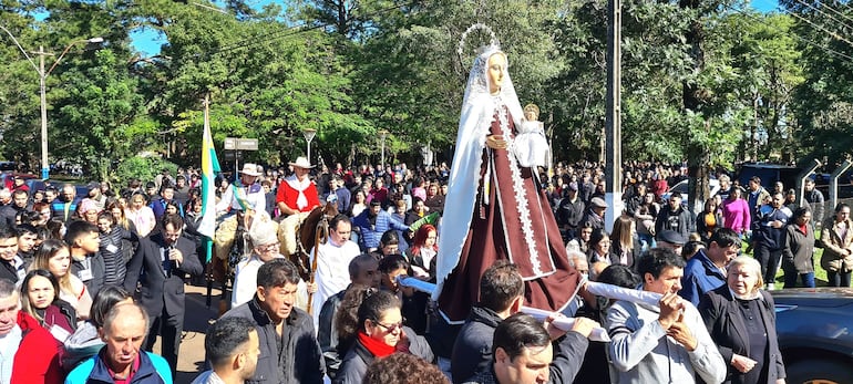 Una multitud se congregó para celebrar la procesión con la imagen de la Virgen del Carmen, por las calles de la ciudad.