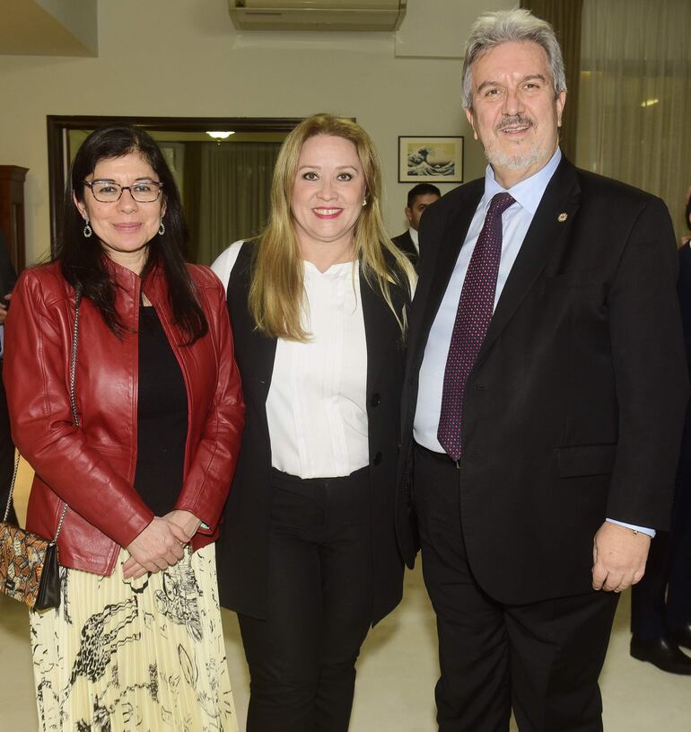 Edna Armendariz, Celina Lezcano y Enrique Duarte.