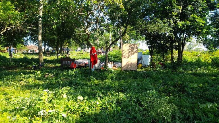 Las familias evacuadas fueron instaladas en una zona alta a la espera de ayuda para construir sus respectivos refugios.