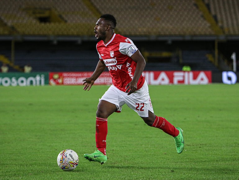 El colombiano Elvis Perlaza, futbolista de Independiente Santa Fe, en el partido frente a Deportivo Pasto por la primera fecha del torneo Clausura de Colombia en el estadio Campín, en Bogotá, Colombia.