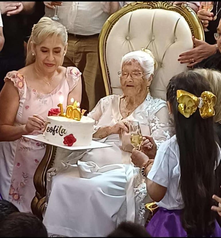 Doña Teófila Cáceres rodeada de sus hijos y nietos.