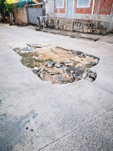 Barrio San Vicente: aguas cloacales en las casas y una calle destrozada por culpa de la Essap