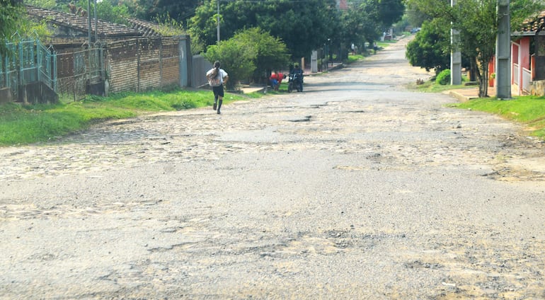 Reclaman reparación de deteriorada calle General Bernardino Caballero de Carapeguá.