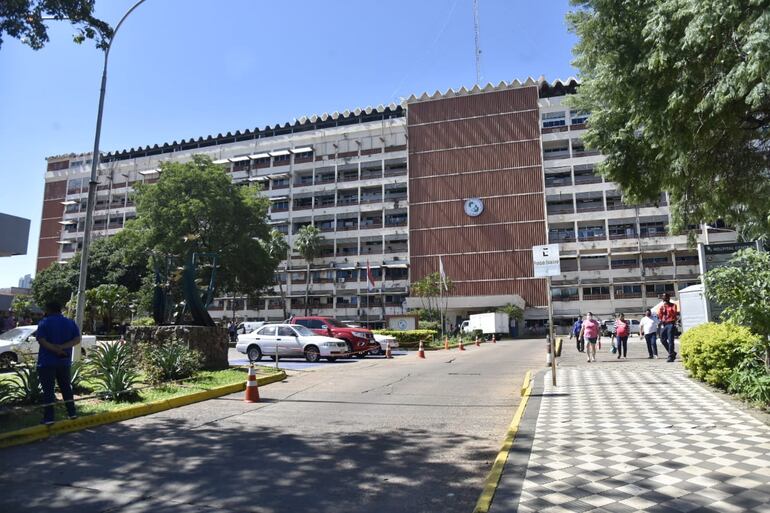 Fachada del Hospital Central del Instituto de Previsión Social (IPS).