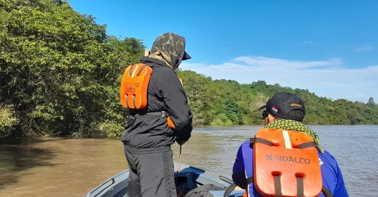 Los agentes de la Armada Paraguaya en el operativo de búsqueda de los niños desaparecidos.