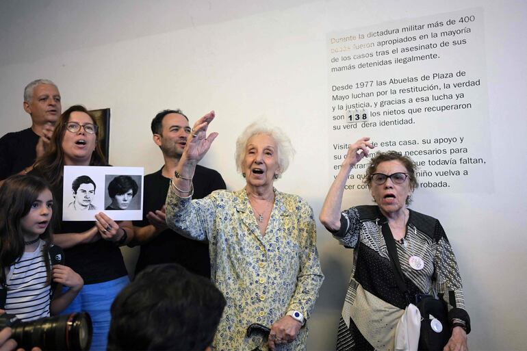 La líder de la organización de derechos humanos "Abuelas de Plaza de Mayo", Estela de Carlotto (2ª derecha), celebra tras actualizar el número en la pared tras una rueda de prensa para anunciar la restitución de identidad del nieto número 138 en la "Casa por la Identidad Abuelas de Plaza de Mayo" en Buenos Aires el 27 de diciembre de 2024.