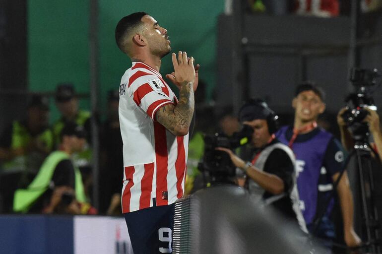 Antonio Sanabria, delantero de la selección paraguaya, festeja un gol en el partido contra Bolivia por las Eliminatorias Sudamericanas 2026 en el estadio Defensores del Chaco, en Asunción, Paraguay.