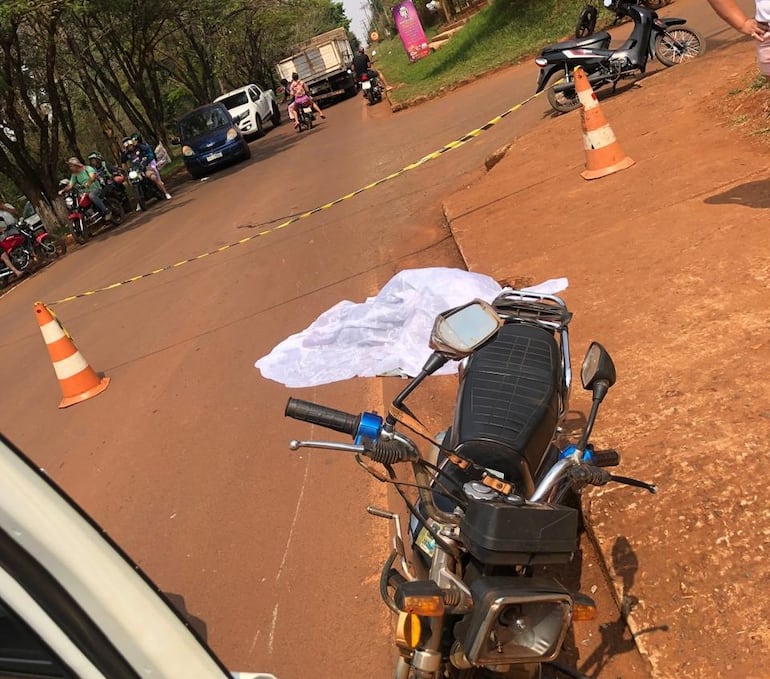 La mujer falleció prácticamente en el acto tras caer de la motocicleta.