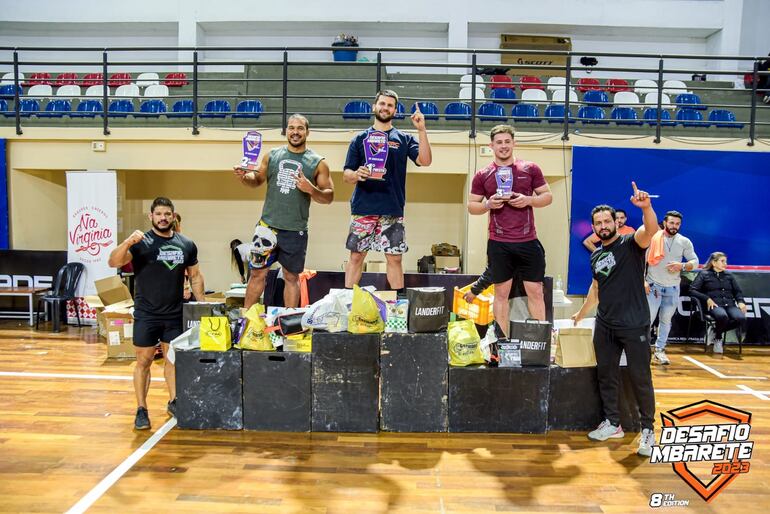 Los principales ganadores del RX Masculino, junto a los organizadores Daniel Rojas y René Soto.
 