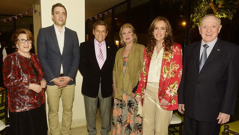 Queña Auad, el embajador británico Ramin Navai; Eduardo Felippo, Cristina de Felippo, Fátima de Benavente y Ángel Auad.