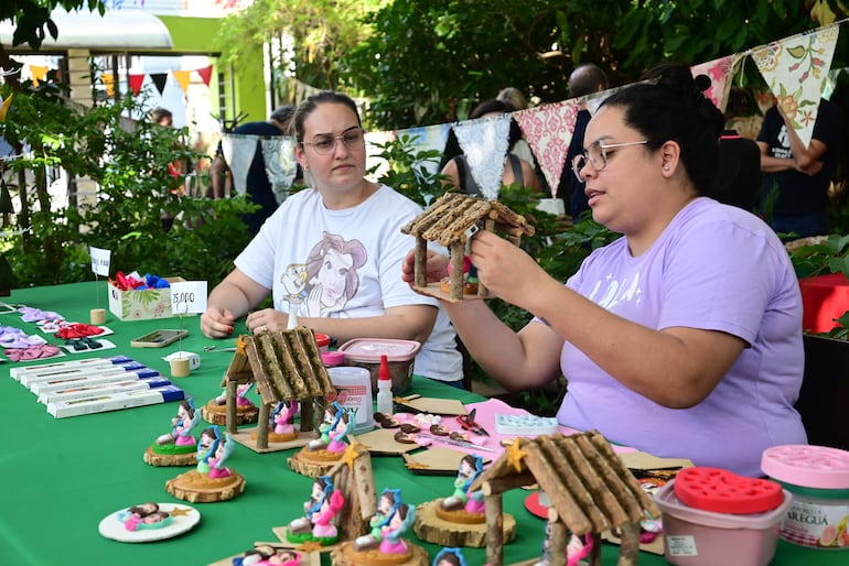 Artesanas y emprendedores expusieron sus trabajos.