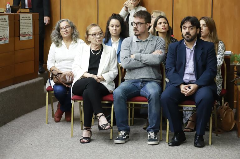 Ana María Morra, viuda de Santiago Leguizamón y sus hijos durante el homenaje que recibieron en la Cámara de Senadores.