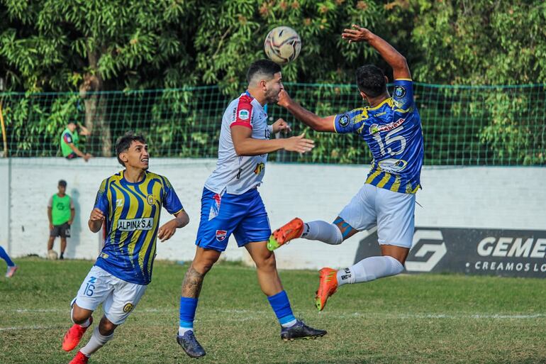 Peligrosa mano levantada del capíateño Adan Escobar (autor de un gol) frente a Brian García, del 3 de Noviembre, quien fue expulsado.