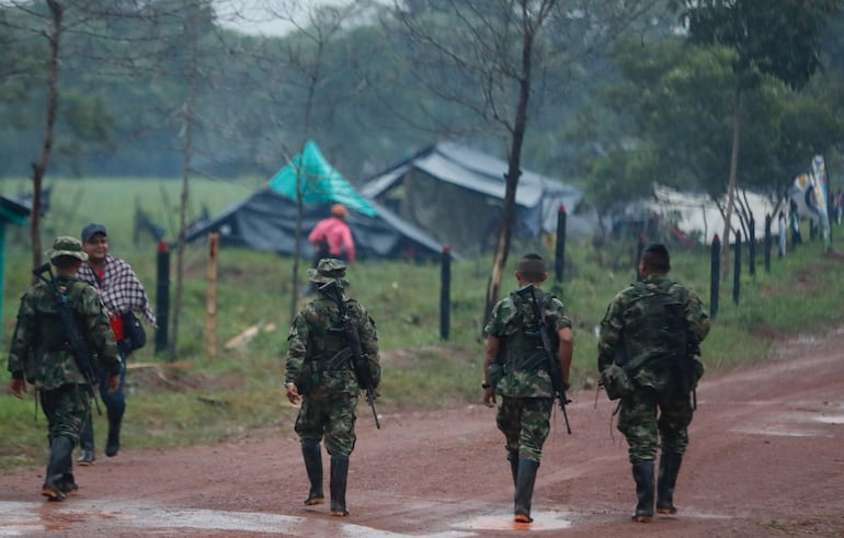 Guerrilleros de la disidencia de las FARC vigilan, el 15 de abril 2023, en Casa Roja (Colombia).