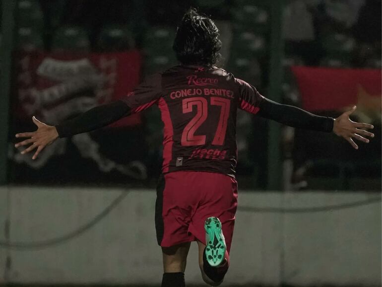 El paraguayo Jorge Benítez, jugador de Colón de Santa Fe, celebra un gol en el partido contra Lanús en los 16avos de final de la Copa Argentina en el estadio Eva Perón, en la ciudad de Junín, Argentina.