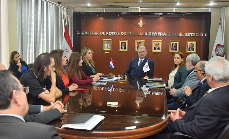 Miembros de la Mesa para la Seguridad de Periodistas se reunieron ayer con el fiscal general Emiliano Rolón,