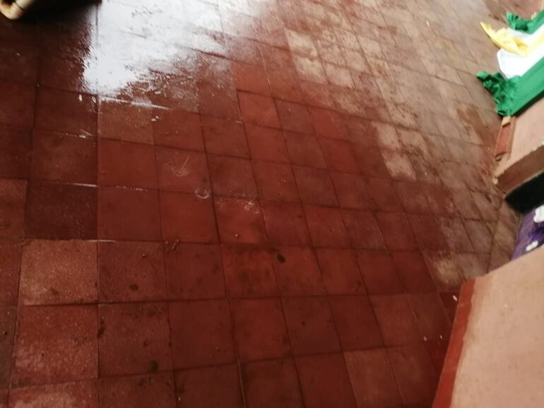 Una de las salas de clase que se inunda cada vez que llueve en la escuela básica N° 2.959 Mbocayaty Sur de Itauguá.