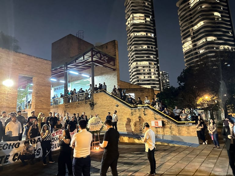 Estudiantes de Derecho de la UNA tomaron el decanato de la Facultad.