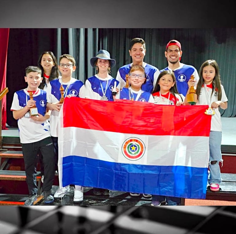 Representantes del Team Paraguay de ajedrez que conquistó 10 medallas en el Sudamericano de Uruguay.