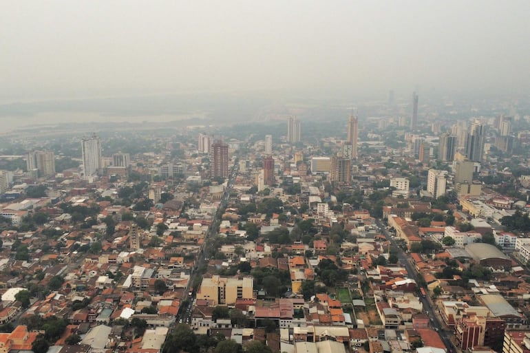 Fotografía aérea que muestra una capa de humo sobre la ciudad de Asunción, tras los incendios forestales en el norte del Chaco paraguayo y la región.
