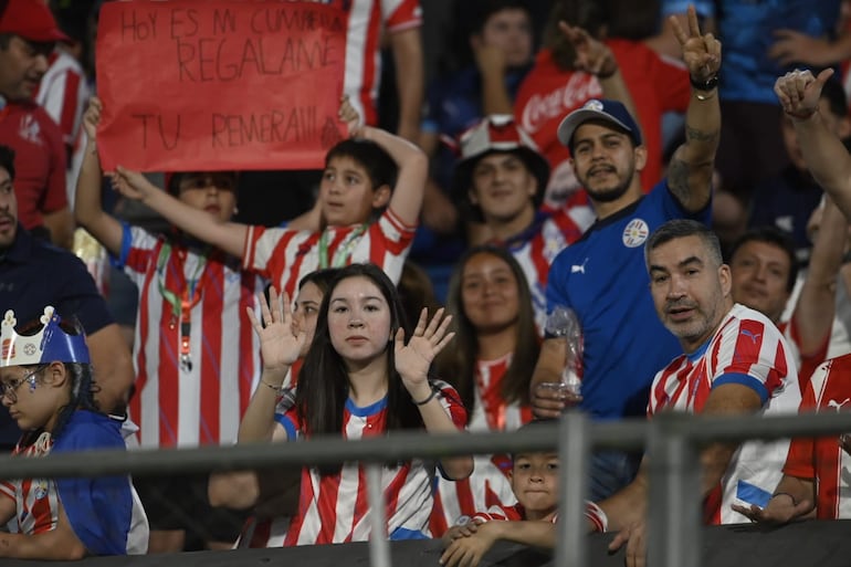 Los hinchas de Paraguay en la previa del partido frente a Argentina por las Eliminatorias Sudamericanas 2026 en el estadio Defensores del Chaco, en Asunción.