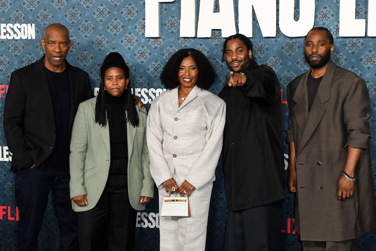 Denzel Washington y Pauletta Washington con sus hijos Katie, Malcolm y John David Washington. (VALERIE MACON / AFP)