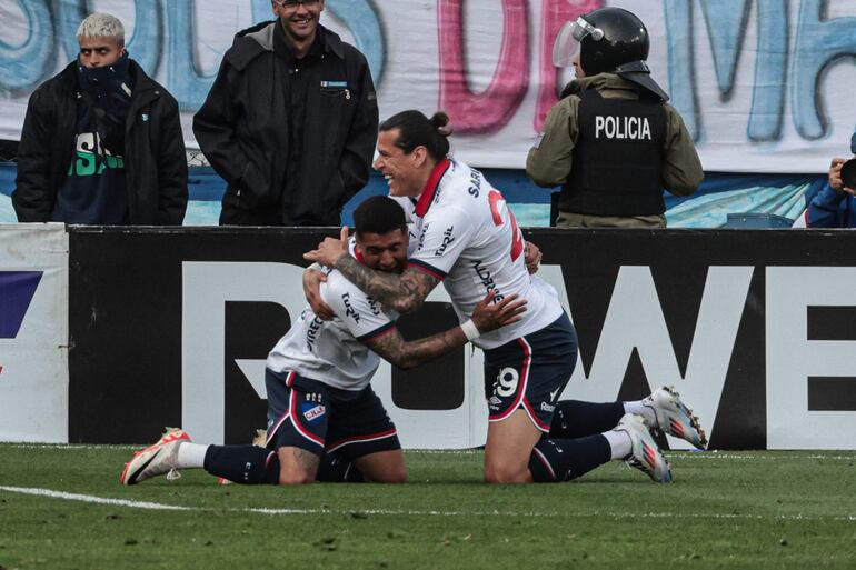 Los paraguayos Antonio Galeano y Federico Santander (d), jugadores de Nacional, celebra un gol en el clásico ante Peñarol por el torneo Clausura 2024 de fútbol paraguayo en el estadio Gran Parque Central, en Montevideo, Uruguay.