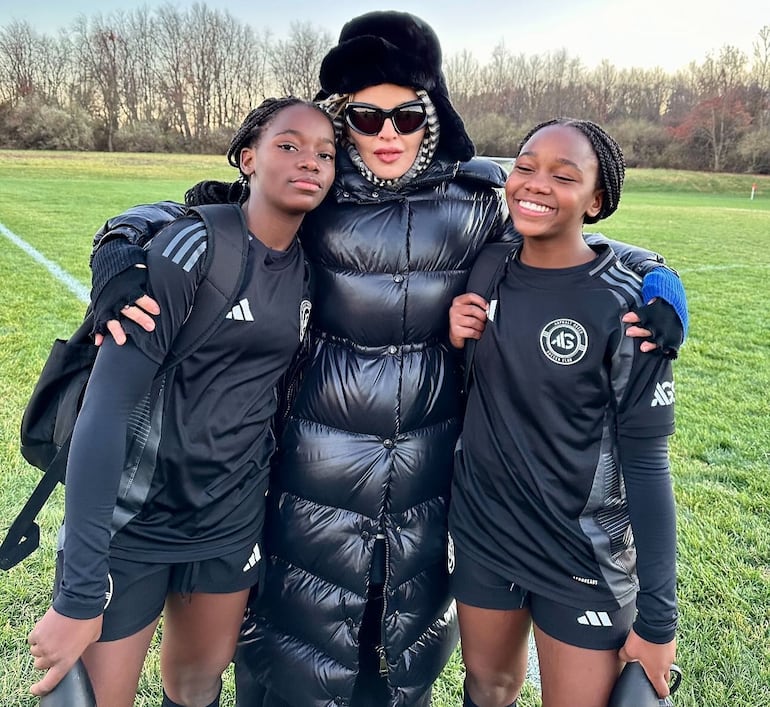 ¡Mamá babosa! Madonna y sus gemelas futbolistas Stella y Estere.