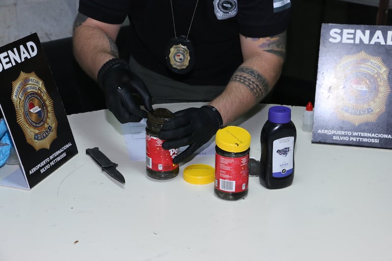 Agentes de la Senad incautaron marihuana proveniente de Hollywood en la zona de encomiendas del aeropuerto internacional Silvio Pettirossi.