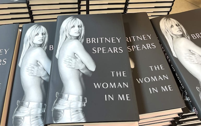 Fotografía de unos ejemplares de las memorias de Britney Spears, tituladas "The Woman In Me" sobre una mesa en una librería en Los Ángeles, California (EEUU). 