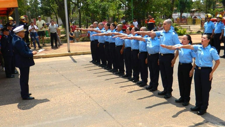 Juran 13 nuevos bomberos combatientes en Carapeguá.