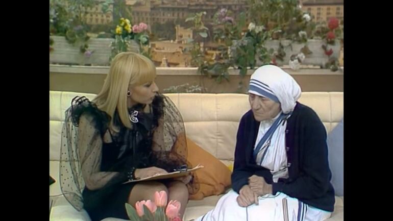 La cantante Raffaella Carrà durante una entrevista con la madre Teresa de Calcuta en el programa "Pronto Raffaella", de la RAI. 