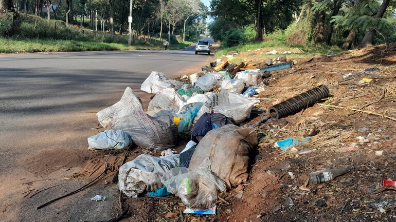 La calle Ypacaraí del barrio Villa Bonita de la localidad de Villa Elisa, infestada de basura.