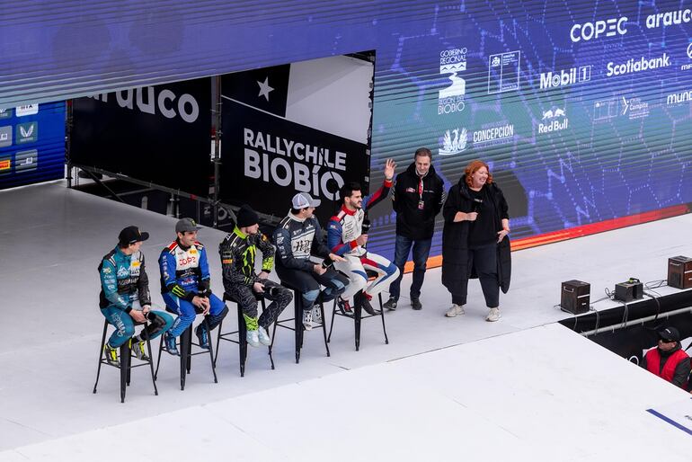 Fau Zaldívar, junto a Diego Domínguez Bejarano, saluda al público presente en la previa de la ceremonia de largada.