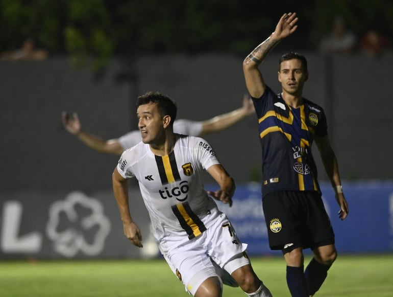 Néstor Camacho, de Guaraní, celebra el tanto que no valió ante el Sportivo Trinidense.