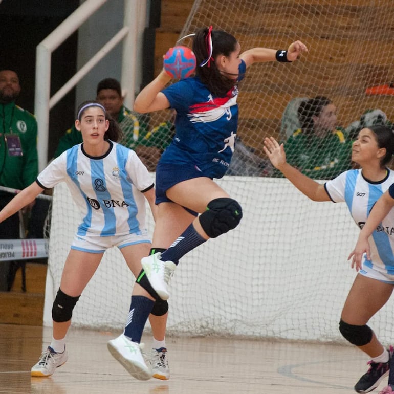 Leticia Vargas, escogida mejor jugadora del partido, remata al arco de la Selección Argentina B.