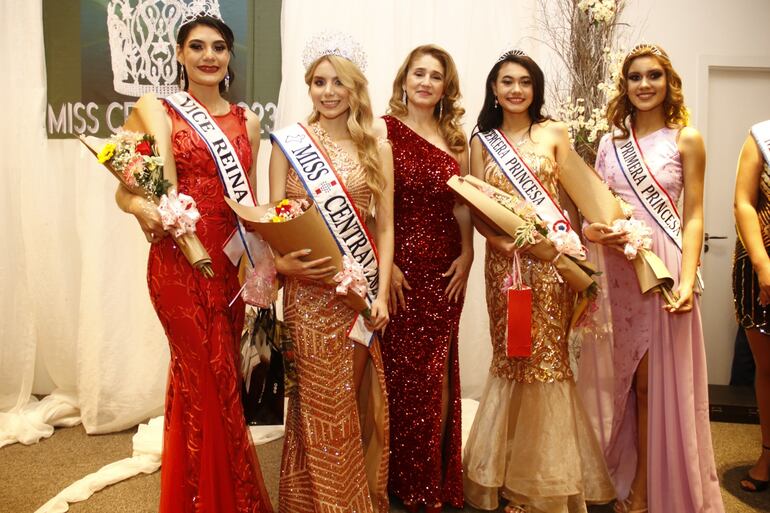 Alison Pabón con las princesas de Miss Central y la directora del certamen Nilsa Vázquez. (Gentileza)