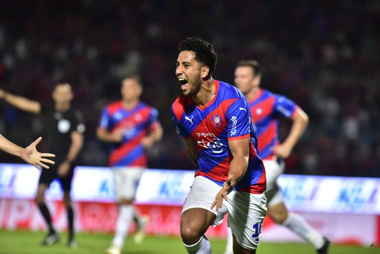 Cecilio Domínguez celebrando su primer gol ante General Caballero JLM, en La Nueva Olla.