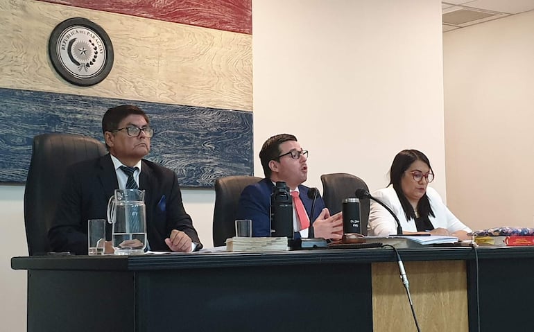 De izquierda a derecha: jueces Manuel Aguirre, Juan Francisco Ortiz (presidente) y Rossana Maldonado, integrantes del Tribunal de Sentencia.