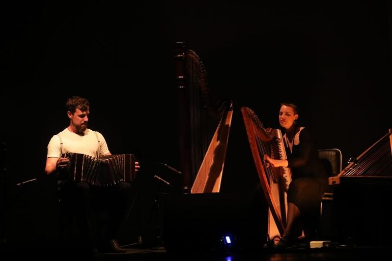 Andreas y Julie durante su presentación en el Festival Mundial del Arpa. El dúo noruego expresó su emoción y agradecimiento por poder estar en Paraguay.